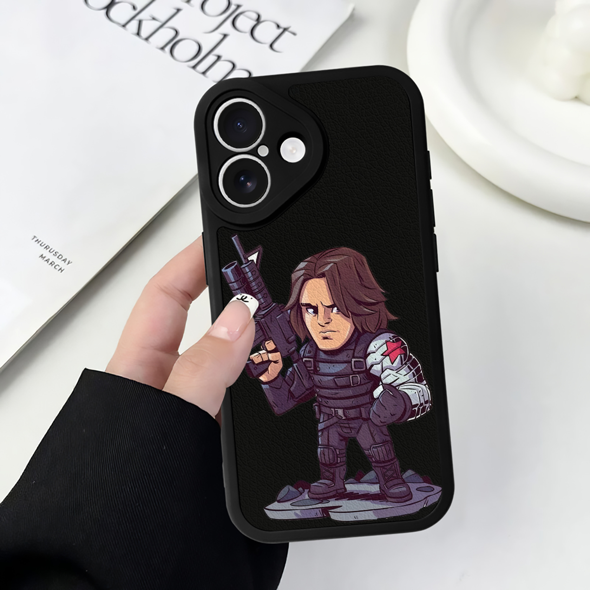 （画像用） アベンジャーズ The Avengers 【iPhone 16シリーズ対応】シリコンスマホケース（レザー調） 材質：シリコン